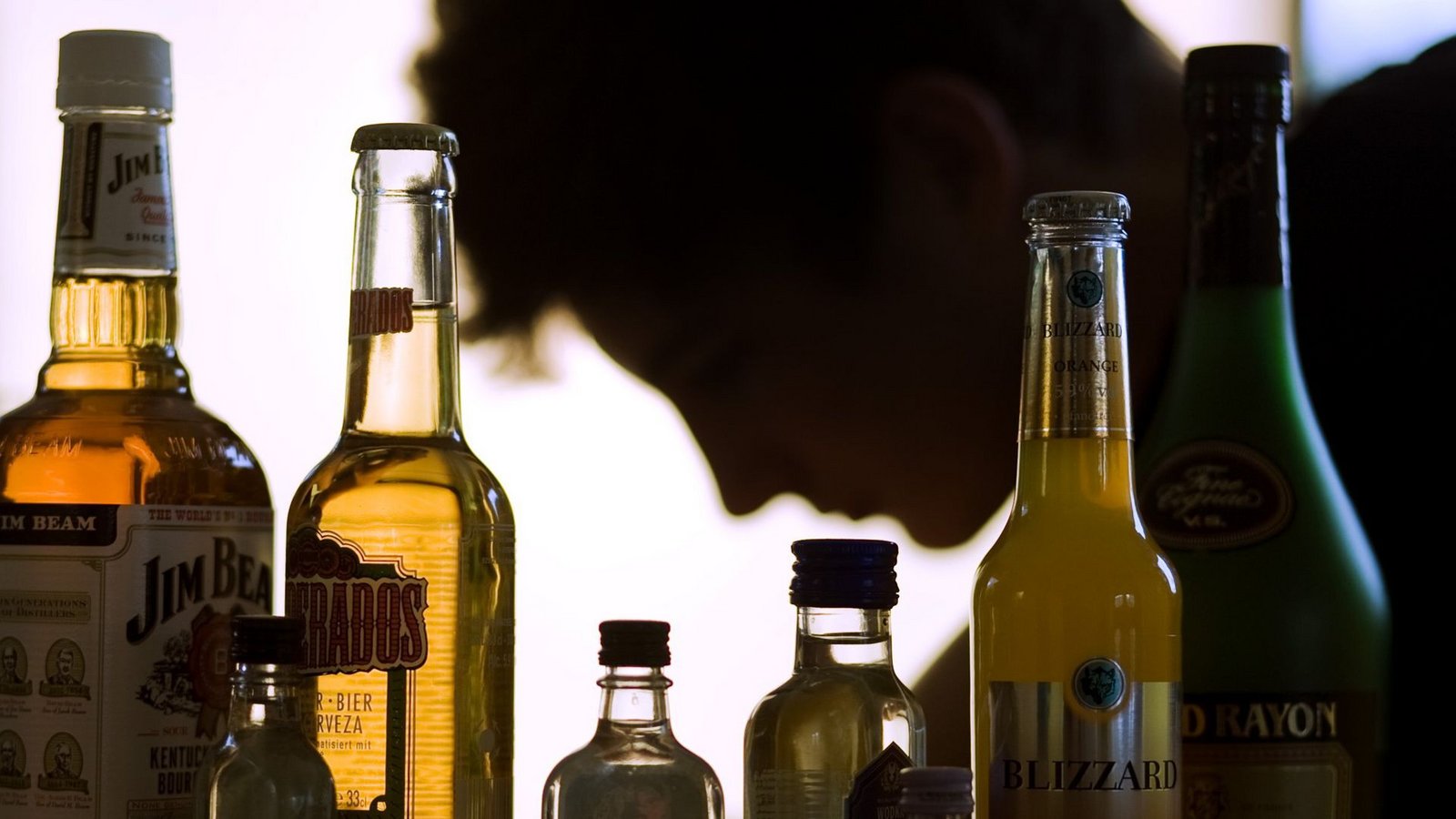 Junge Menschen gehen laut einer aktuellen Umfrage vorsichtiger mit Alkohol um als viele Ältere.Foto: dpa/Jens Büttner