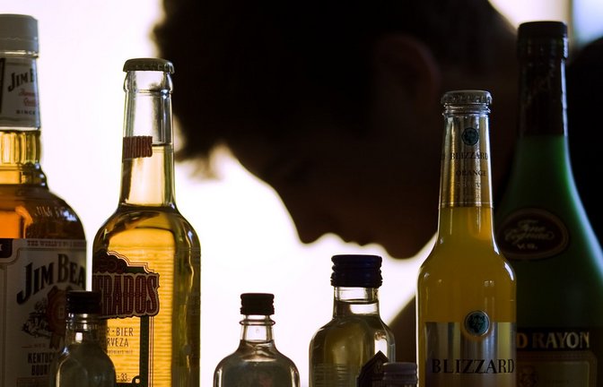 Junge Menschen gehen laut einer aktuellen Umfrage vorsichtiger mit Alkohol um als viele Ältere.<span class='image-autor'>Foto: dpa/Jens Büttner</span>