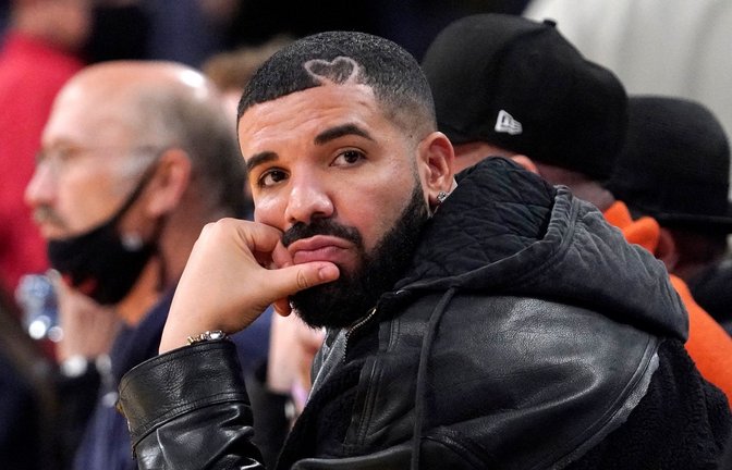 Auf den Alben verarbeitet der Musiker Drake unter anderem seinen öffentlich ausgetragenen Streit mit Rap-Star Kendrick Lamar. (Archivbild)<span class='image-autor'>Foto: Mark J. Terrill/AP/dpa</span>