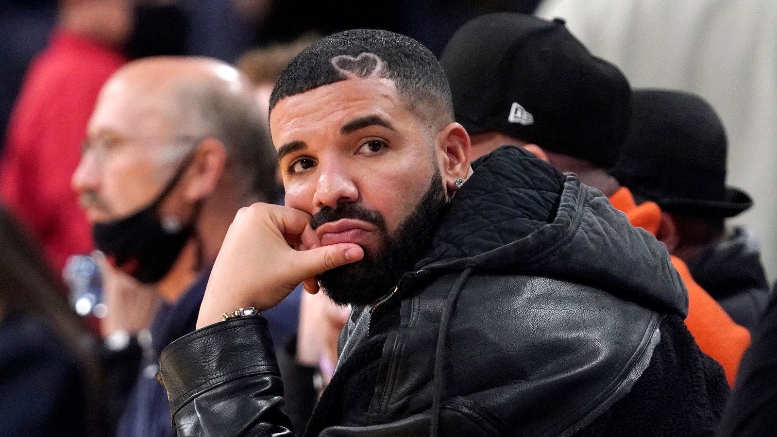 Auf den Alben verarbeitet der Musiker Drake unter anderem seinen öffentlich ausgetragenen Streit mit Rap-Star Kendrick Lamar. (Archivbild)Foto: Mark J. Terrill/AP/dpa Auf den Alben verarbeitet der Musiker Drake unter anderem seinen öffentlich ausgetragenen Streit mit Rap-Star Kendrick Lamar. (Archivbild)Foto: Mark J. Terrill/AP/dpa