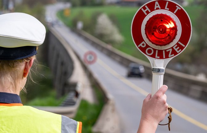 Die Polizei hat am Mittwoch mit 350 Einsatzkräften die Straßen zum Kontrollschwerpunkt gemacht.<span class='image-autor'>Foto: dpa/Armin Weigel</span>