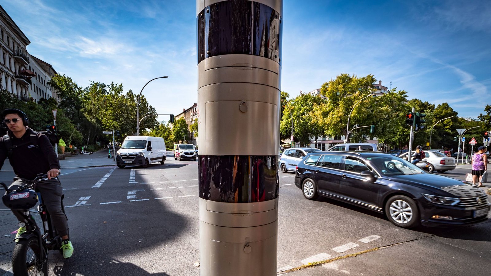Moderne Blitzersäulen arbeiten zum Teil mit unsichtbarem Infrarotlicht – nachts reicht das aber nicht immer für Beweisfotos.Foto: IMAGO/Jürgen Ritter