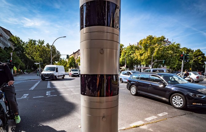 Moderne Blitzersäulen arbeiten zum Teil mit unsichtbarem Infrarotlicht – nachts reicht das aber nicht immer für Beweisfotos.<span class='image-autor'>Foto: IMAGO/Jürgen Ritter</span>