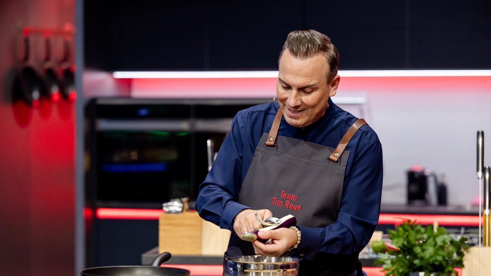Aus seinem Team kam der goldene Löffel: Berliner Sternekoch Tim Raue bei "The Taste".Foto: SAT.1 / Nadine Rupp Aus seinem Team kam der goldene Löffel: Berliner Sternekoch Tim Raue bei "The Taste".Foto: SAT.1 / Nadine Rupp