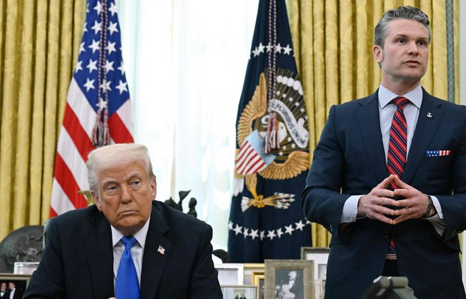 US-Präsident Donald Trump und Verteidigungsminister Pete Hegseth<span class='image-autor'>Foto: AFP/ANNABELLE GORDON</span>