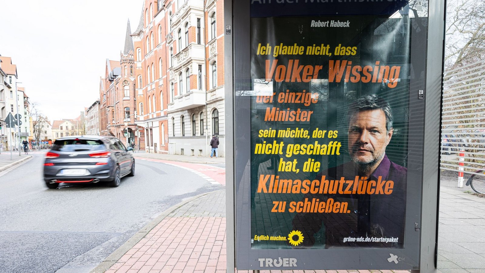 Ein gefälschtes Plakat der Partei Bündnis 90/Die Grünen an einer Bushaltestelle im Stadtteil Linden in Hannover. Wegen der Aktion hat die Partei Strafanzeige gestellt.Foto: Michael Matthey/dpa