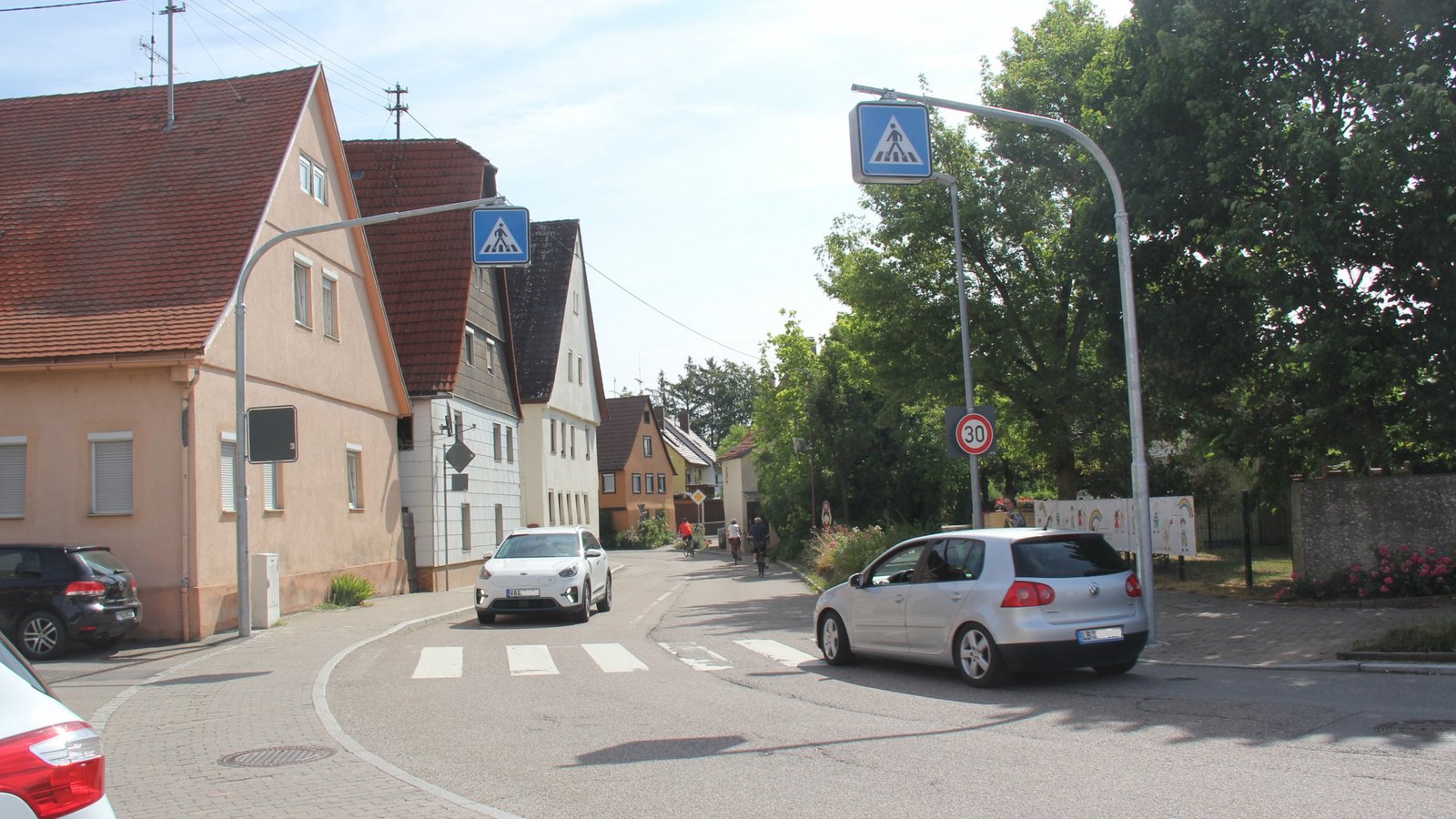 Wird nicht verlegt: der Fußgängerüberweg in der Pulverdinger Straße in Hochdorf.  Foto: Kauer