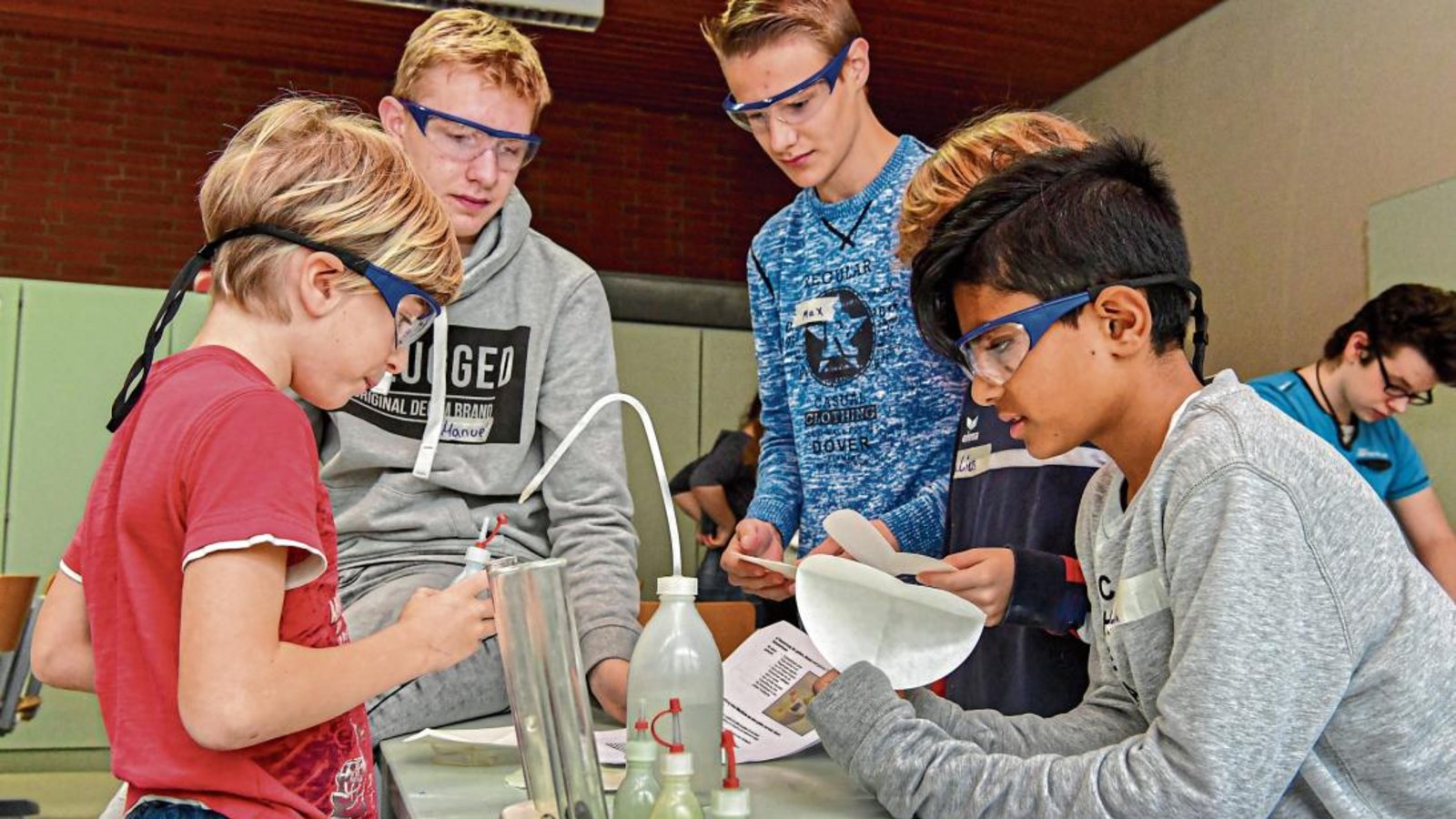 Beim Techniktag wird experimentiert. Foto: Kalb