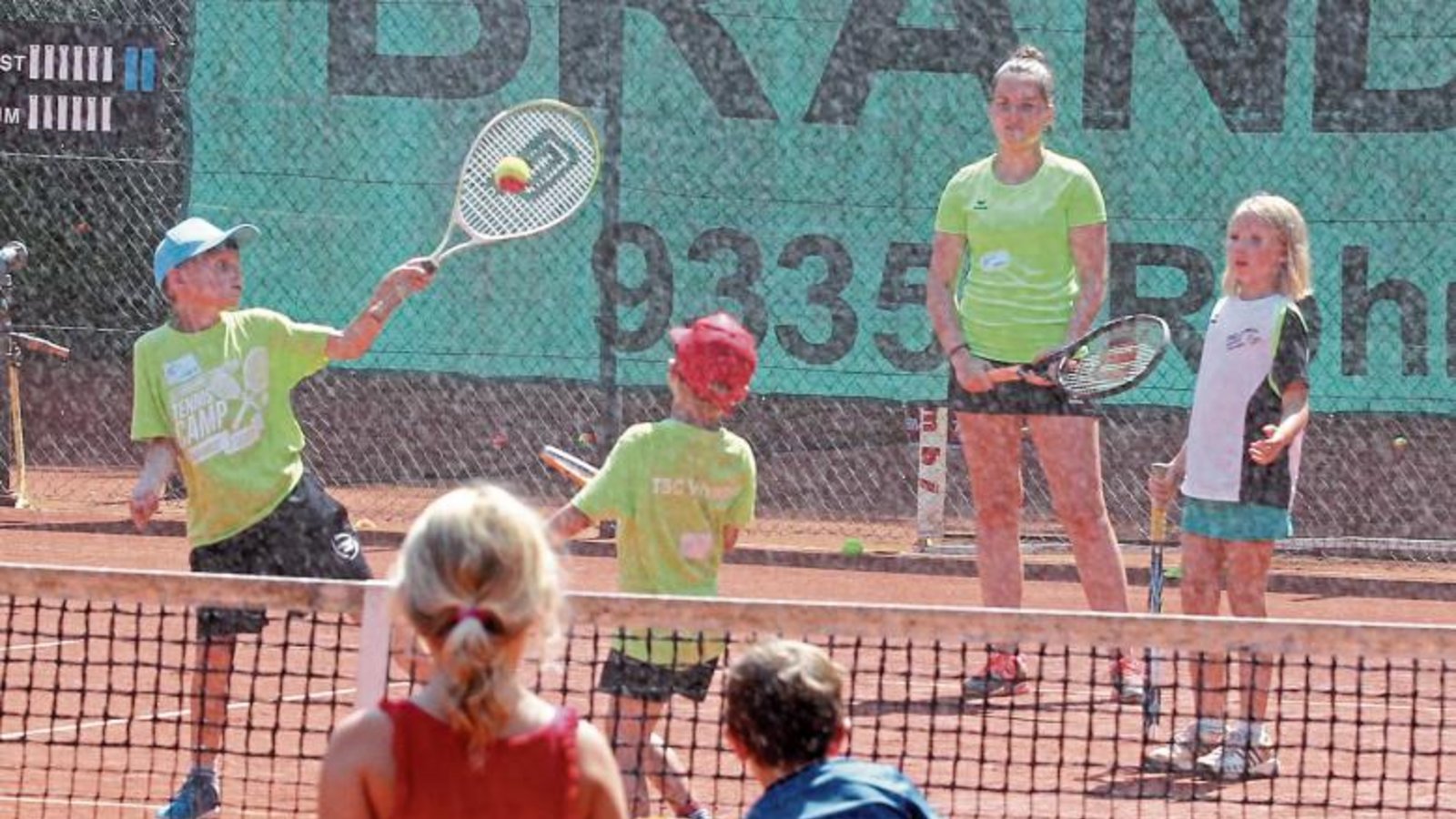 Ein erfrischender Regenguss vom Wasserspränkler tut auch beim Massentennis während der Tennistage des TSC Vaihingen gut. Foto: Nachreiner