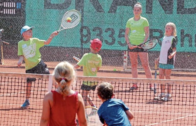 Ein erfrischender Regenguss vom Wasserspränkler tut auch beim Massentennis während der Tennistage des TSC Vaihingen gut. Foto: Nachreiner