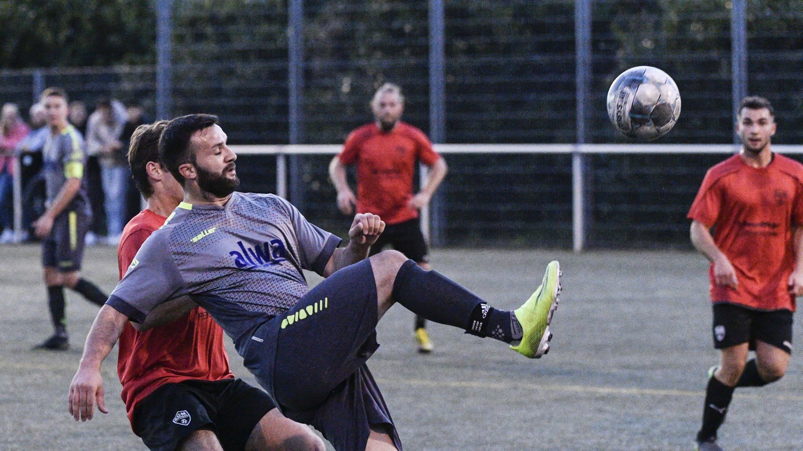 Arsim Susuri (vorne) gehört zu den Spielern der SGM Hohenhaslach/Freudental, die vor dem Spitzenspiel angeschlagen sind. Foto: Leitner
