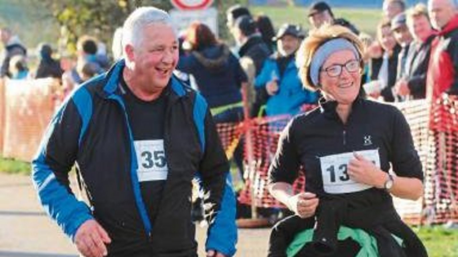 Einmütig wanderten Eberdingens Bürgermeister Peter Schäfer und seine Frau Martina die 6,6 Kilometer. Die Uhr blieb bei knapp unter 57 Minuten stehen. Foto: Nachreiner Einmütig wanderten Eberdingens Bürgermeister Peter Schäfer und seine Frau Martina die 6,6 Kilometer. Die Uhr blieb bei knapp unter 57 Minuten stehen. Foto: Nachreiner