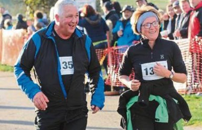 Einmütig wanderten Eberdingens Bürgermeister Peter Schäfer und seine Frau Martina die 6,6 Kilometer. Die Uhr blieb bei knapp unter 57 Minuten stehen. Foto: Nachreiner