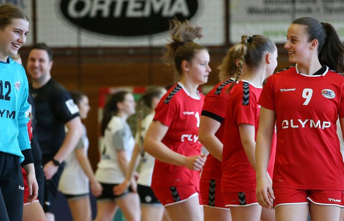 Gianina Bianco aus Vaihingen (rechts) hat sich schon einen neuen Verein gesucht. Torhüterin Amelie Kurek (links) steht das jetzt noch bevor. <span class='image-autor'>Foto: Baumann</span>