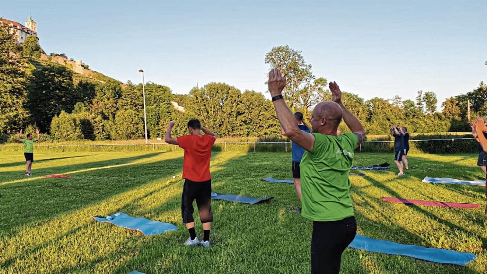 Viel Platz um sich herum und sogar Schloss Kaltenstein im Blick – für die Jedermänner des TV Vaihingen war das Training auf dem alten Badplatz eine gute Alternative zur Zwangspause. Fotos: privat