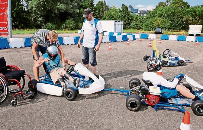Gelebte Inklusion: Kinder und Jugendliche mit Handicap können im Kartanhänger die Geschwindigkeit und die Motorengeräusche genießen.  Foto: Baumann
