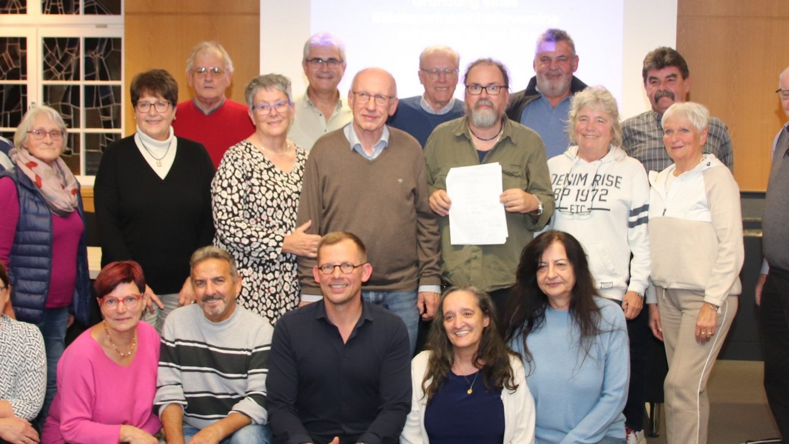 Vereinsgründung im Rathaus: Die Mitglieder wollen die Städtepartnerschaft mit Köszeg beleben. Foto: Arning Vereinsgründung im Rathaus: Die Mitglieder wollen die Städtepartnerschaft mit Köszeg beleben. Foto: Arning