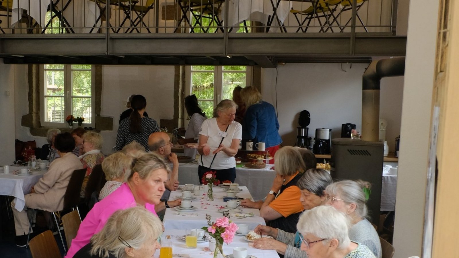 Gäste aus Aurich, Enzweihingen und Riet genießen gemeinsam Kaffee und Kuchen. Manche haben Fragen zum Bürgerbus. Fahrer Helmut Randoll (links im Bild) sichert sich auch noch schnell ein Kuchenstück zwischen zwei Fahrten. Foto: p Gäste aus Aurich, Enzweihingen und Riet genießen gemeinsam Kaffee und Kuchen. Manche haben Fragen zum Bürgerbus. Fahrer Helmut Randoll (links im Bild) sichert sich auch noch schnell ein Kuchenstück zwischen zwei Fahrten. Foto: p