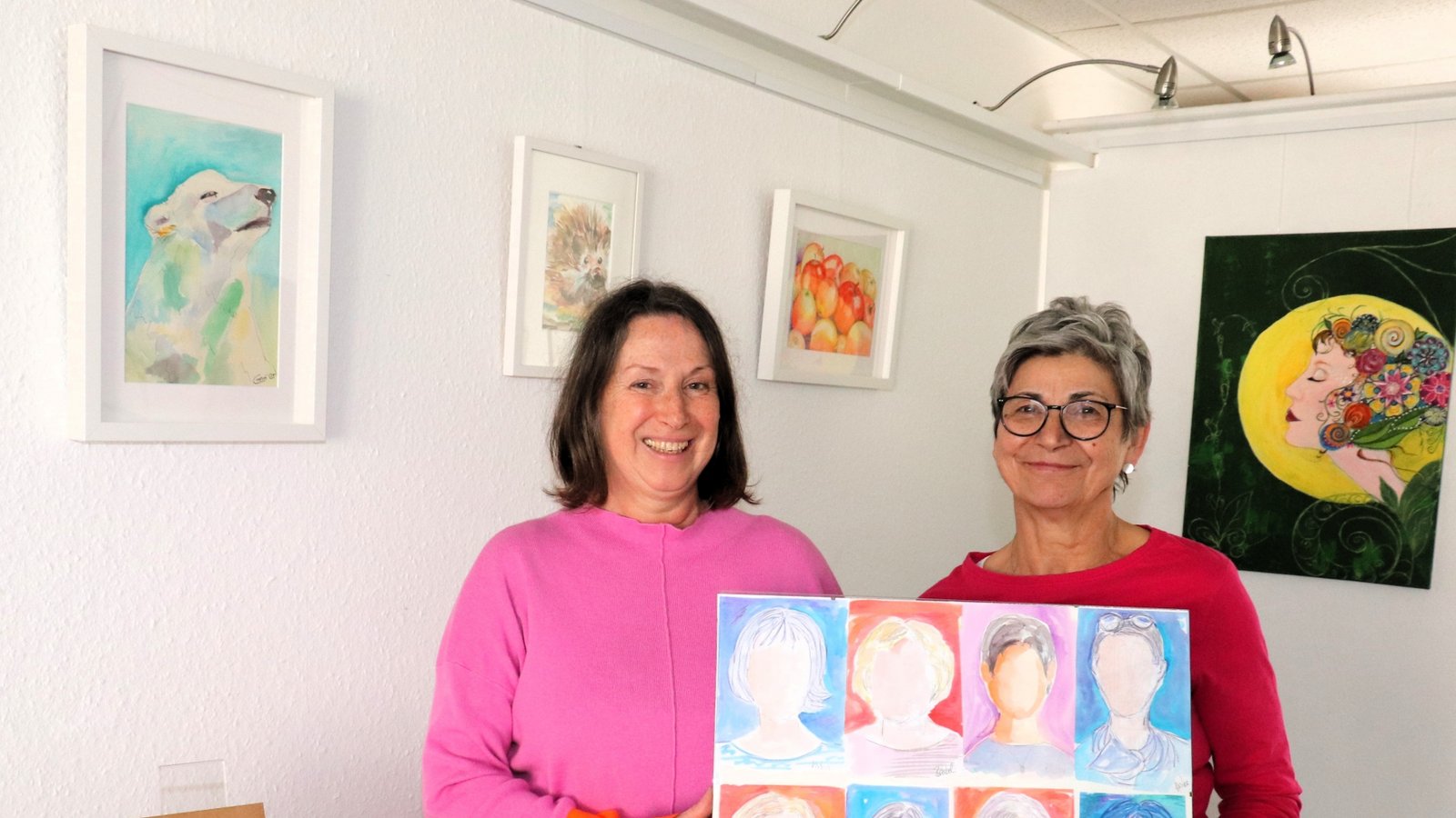 Gerti Bischoff (links) freut sich mit Kerstin Jost und den übrigen „Malweibern“ auf die erste gemeinsame Ausstellung. Fotos: Gergen Gerti Bischoff (links) freut sich mit Kerstin Jost und den übrigen „Malweibern“ auf die erste gemeinsame Ausstellung. Fotos: Gergen