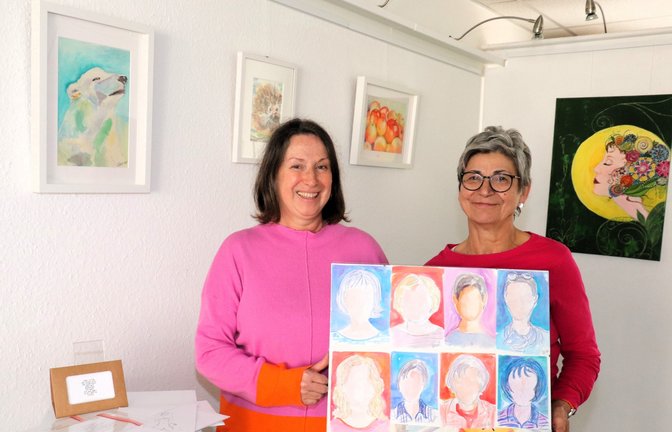 Gerti Bischoff (links) freut sich mit Kerstin Jost und den übrigen „Malweibern“ auf die erste gemeinsame Ausstellung.  <span class='image-autor'>Fotos: Gergen</span>