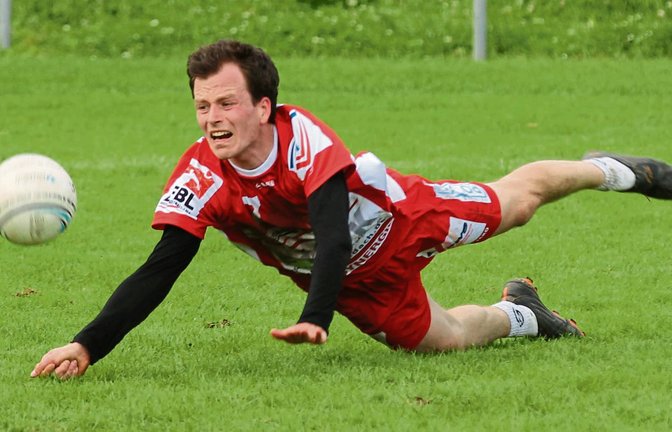 Marco Lochmahr macht sich lang. Gegen die kurzen und halblangen Bälle von Rosenheims Angreifer Steve Schmutzler war aber auch der Vaihinger Zuspieler meist machtlos. Foto: Nachreiner