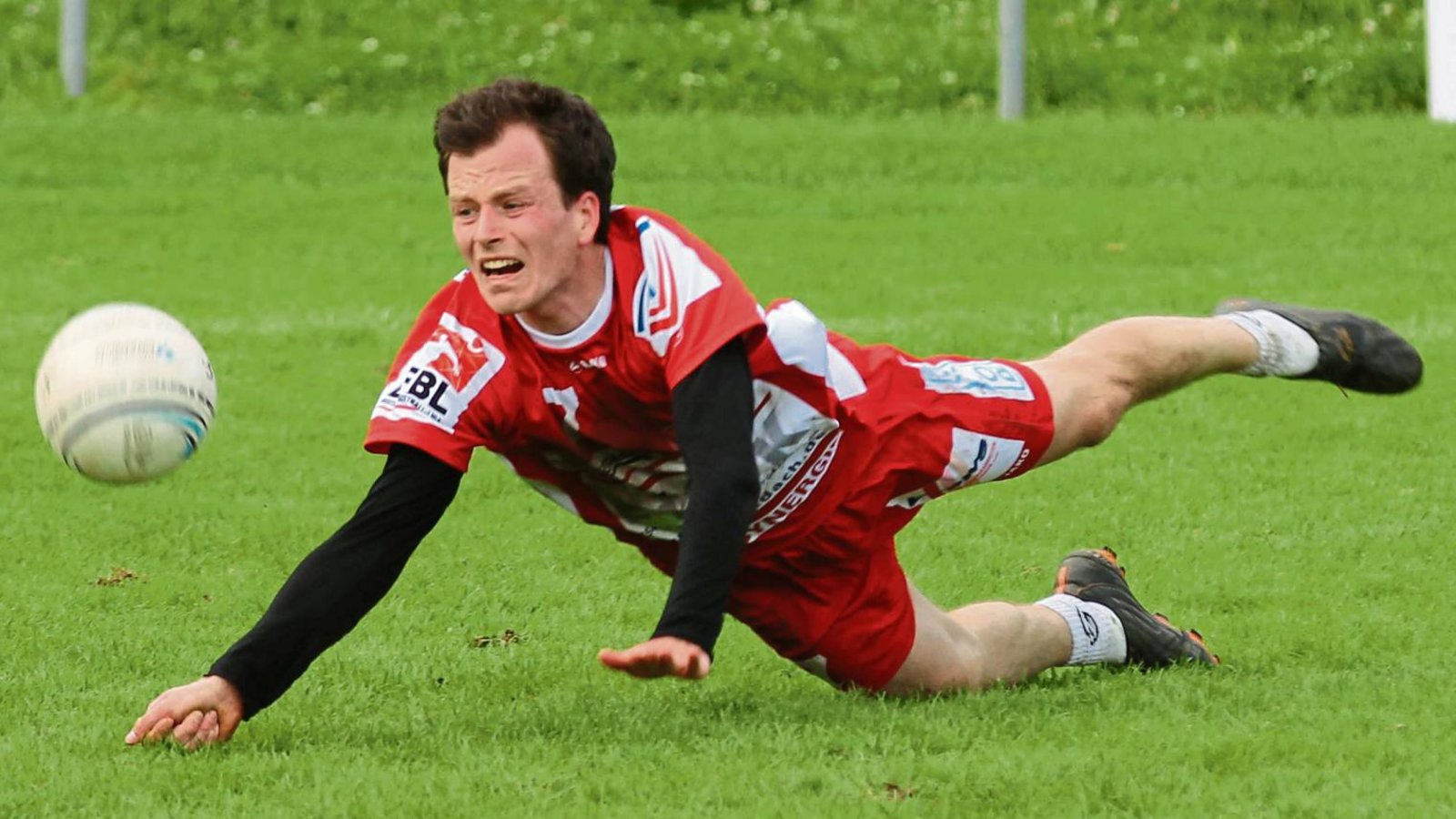 Marco Lochmahr macht sich lang. Gegen die kurzen und halblangen Bälle von Rosenheims Angreifer Steve Schmutzler war aber auch der Vaihinger Zuspieler meist machtlos. Foto: Nachreiner Marco Lochmahr macht sich lang. Gegen die kurzen und halblangen Bälle von Rosenheims Angreifer Steve Schmutzler war aber auch der Vaihinger Zuspieler meist machtlos. Foto: Nachreiner