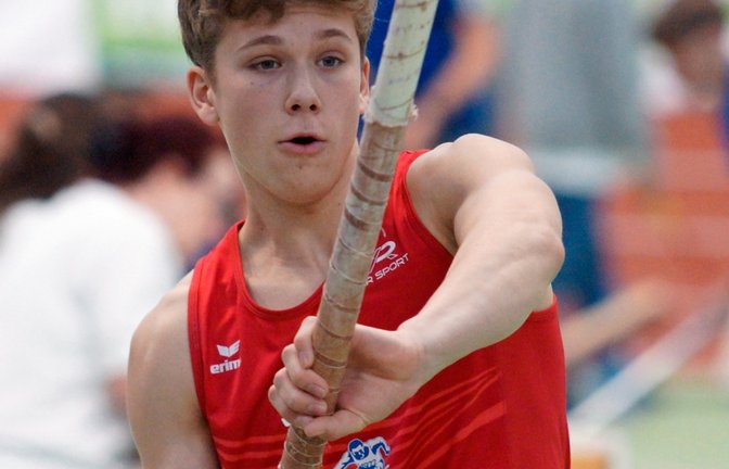Der Illinger Lorenz Metzger landet in Sindelfingen im Stabhochsprung mit 4,20 Metern auf dem fünften Platz. <span class='image-autor'>Foto: Müller</span>
