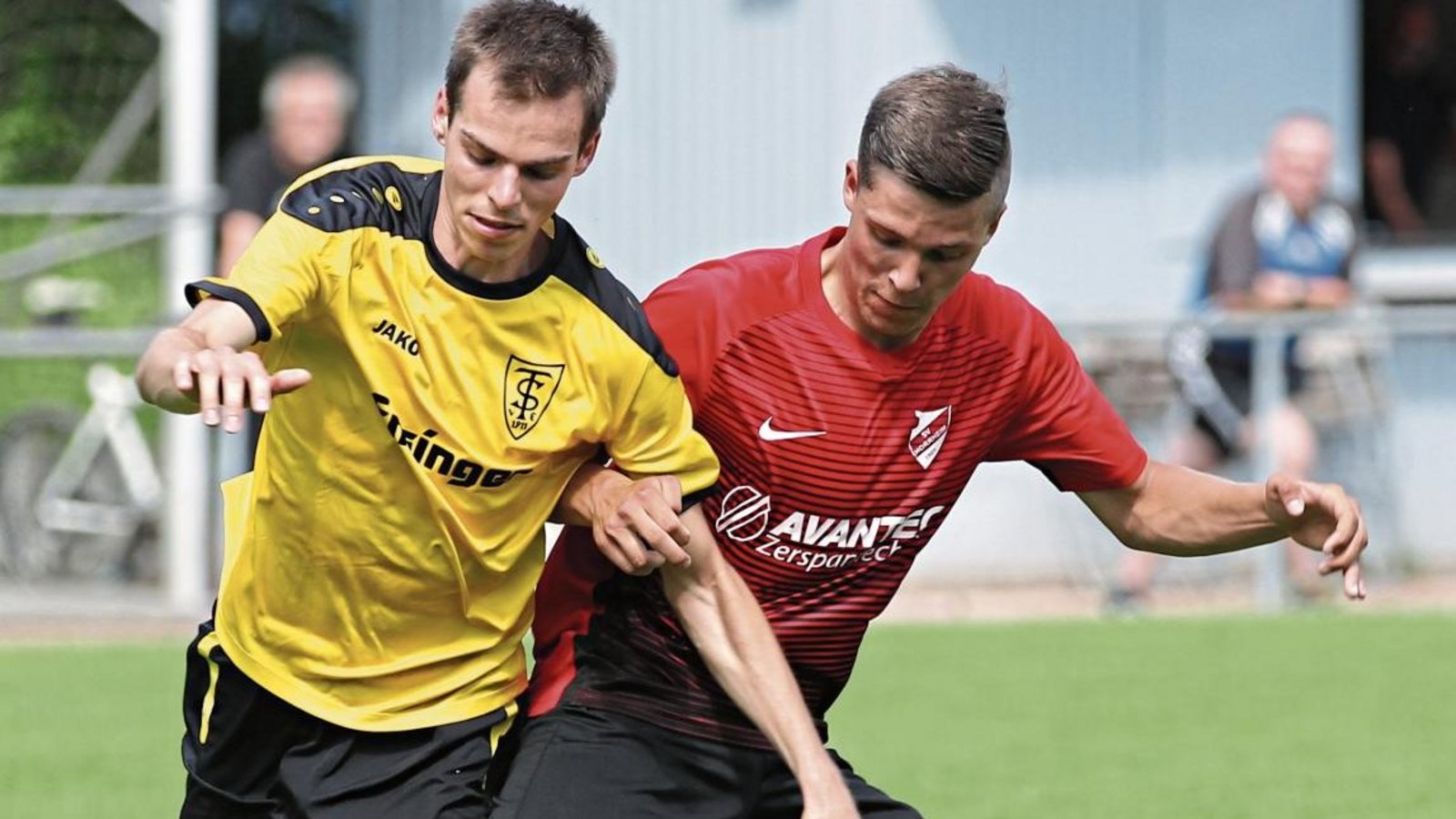 Haben in der vergangenen Saison den Titel „Best of the Rest“ hinter den vier überragenden Mannschaften in der Kreisliga B 7 unter sich ausgemacht: Jan Kaupp (links) und der TSV Ensingen sowie Florian Brosi und der SV Horrheim Foto: Nachreiner