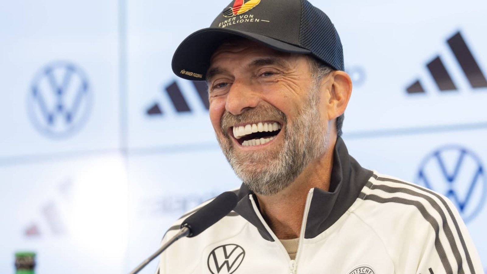 Jürgen Klopp hat seinen Spaß. Der Bundestrainer hat in Frankfurt erklärt, warum er welchen Fußballer nominiert hat. Dabei wurden auch die Stuttgarter Nationalspieler bedacht.IMAGO/Jürgen Kessler Jürgen Klopp hat seinen Spaß. Der Bundestrainer hat in Frankfurt erklärt, warum er welchen Fußballer nominiert hat. Dabei wurden auch die Stuttgarter Nationalspieler bedacht.IMAGO/Jürgen Kessler