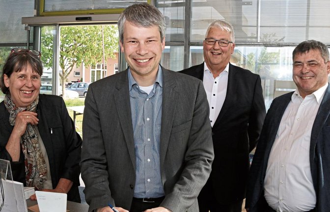 Staatssekretär Steffen Bilger trägt sich ins goldene Buch der Gemeinde Eberdingen ein; umrahmt von Museumsleiterin Simone Stork (von links), Bürgermeister Peter Schäfer und CDU-Ortsverbandschef Bernd Hasenmaier. Foto: Bögel