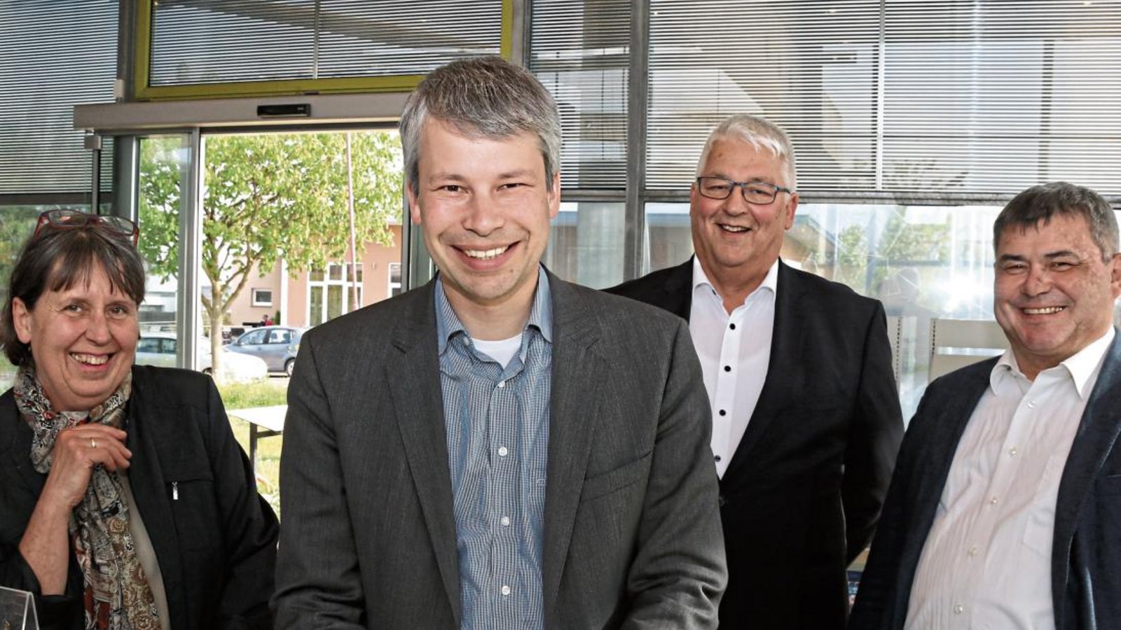Staatssekretär Steffen Bilger trägt sich ins goldene Buch der Gemeinde Eberdingen ein; umrahmt von Museumsleiterin Simone Stork (von links), Bürgermeister Peter Schäfer und CDU-Ortsverbandschef Bernd Hasenmaier. Foto: Bögel