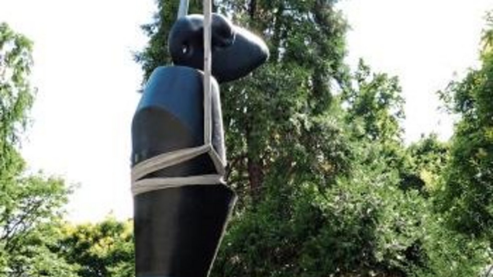 Sie ist der Blickfang der nächsten Ausstellung im Schmuckmuseum Pforzheim: Die Bronze-Skulptur „Habakuk“, die am Montag aus der Schweiz nach Pforzheim gebracht wurde. Foto: Friedrich