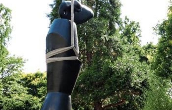 Sie ist der Blickfang der nächsten Ausstellung im Schmuckmuseum Pforzheim: Die Bronze-Skulptur „Habakuk“, die am Montag aus der Schweiz nach Pforzheim gebracht wurde. Foto: Friedrich