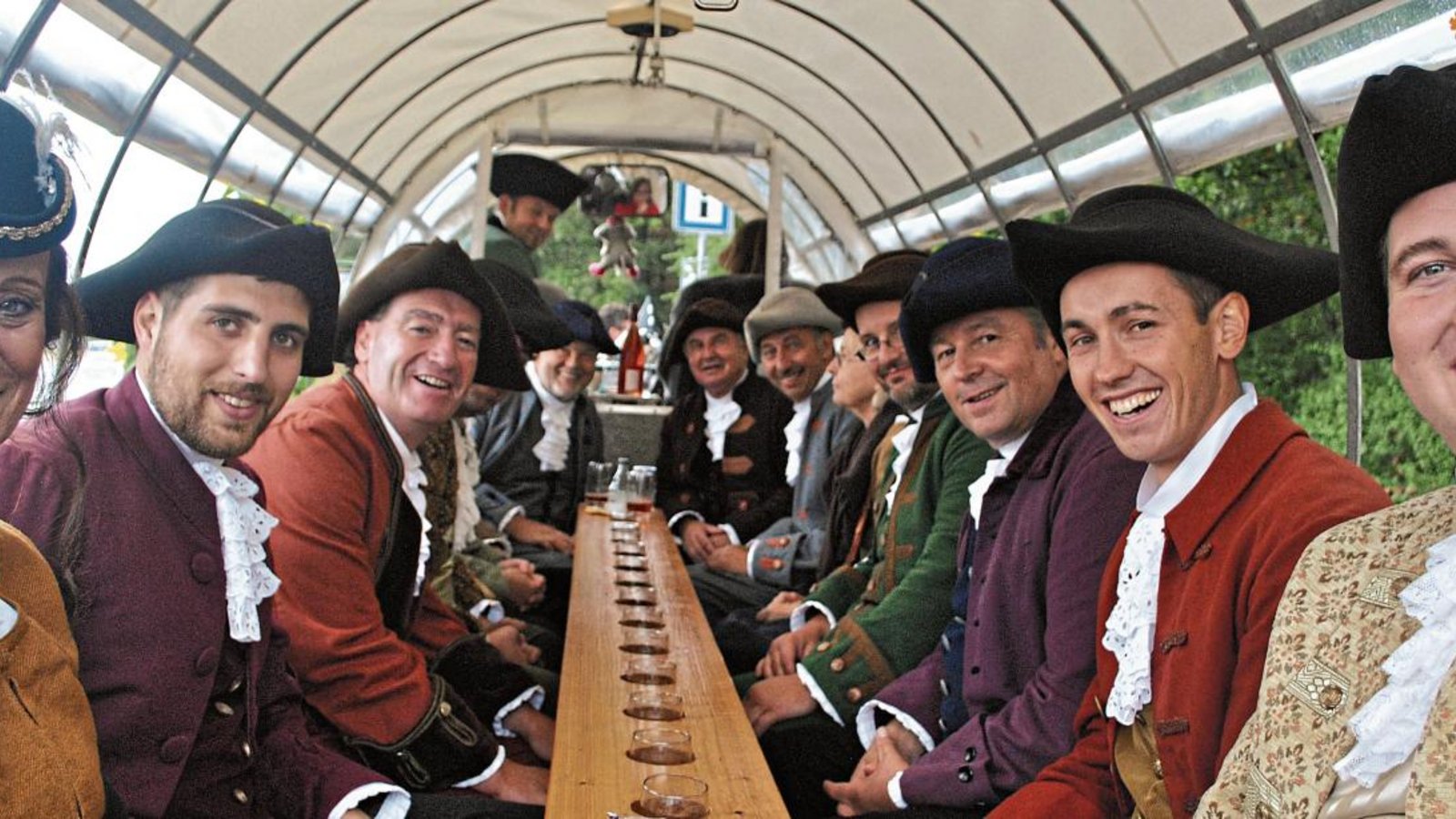 Beim Umzug im Jubiläumsjahr 2016 hatten die Gemeinderäte noch gut lachen. Die aktuelle Haushaltsrede von Bürgermeister Harald Eiberger zeigte, wie tief der Graben zwischen dem Gremium und dem Schultes mittlerweile ist. Foto: Stahlfeld Beim Umzug im Jubiläumsjahr 2016 hatten die Gemeinderäte noch gut lachen. Die aktuelle Haushaltsrede von Bürgermeister Harald Eiberger zeigte, wie tief der Graben zwischen dem Gremium und dem Schultes mittlerweile ist. Foto: Stahlfeld