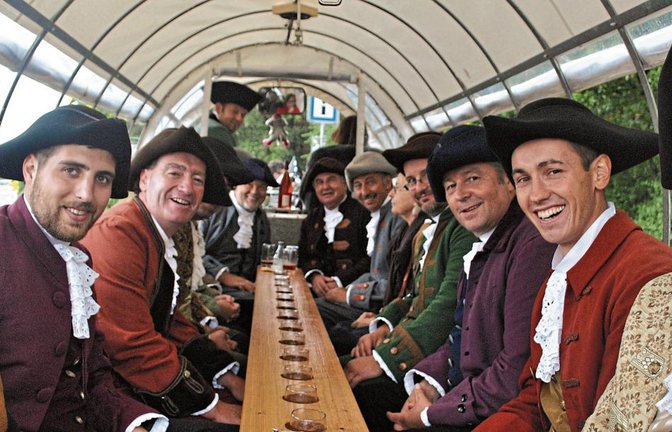 Beim Umzug im Jubiläumsjahr 2016 hatten die Gemeinderäte noch gut lachen. Die aktuelle Haushaltsrede von Bürgermeister Harald Eiberger zeigte, wie tief der Graben zwischen dem Gremium und dem Schultes mittlerweile ist. Foto: Stahlfeld