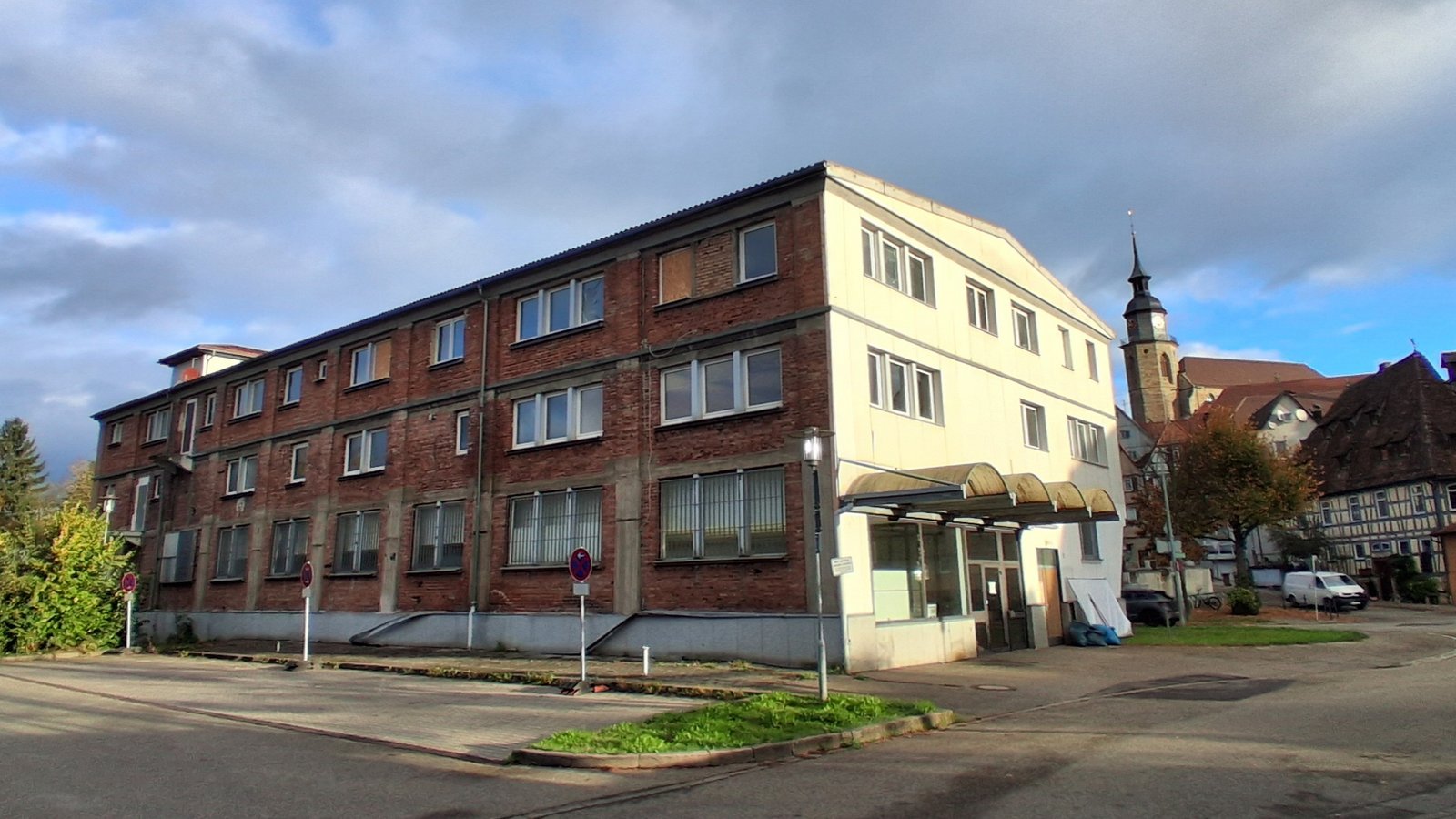 Wird abgerissen: das Enßle-Gebäude am Mühlkanal.  Foto: Kauer