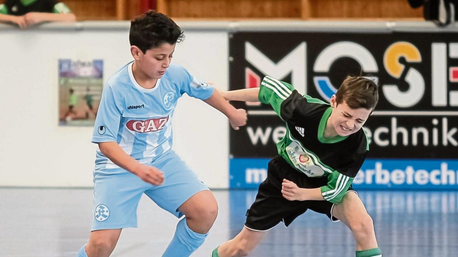 Alexander Wirth (rechts) und der TSV Kleinglattbach kassierten gegen die Kickers-E-Junioren in regelmäßigen Abständen zehn Gegentore. Fotos: Simecek Alexander Wirth (rechts) und der TSV Kleinglattbach kassierten gegen die Kickers-E-Junioren in regelmäßigen Abständen zehn Gegentore. Fotos: Simecek