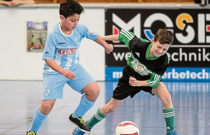 Alexander Wirth (rechts) und der TSV Kleinglattbach kassierten gegen die Kickers-E-Junioren in regelmäßigen Abständen zehn Gegentore. Fotos: Simecek