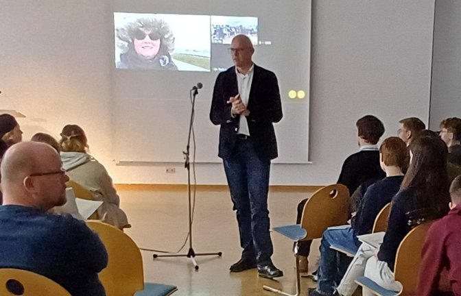 Schulleiter Stefan Ranzinger spricht nach Ende des Rundgangs zu den Schülern, im Hintergrund live dabei Tourguide Jadwiga vom ehemaligen Konzentrationslager Auschwitz aus. <span class='image-autor'>Fotos: Rücker</span>