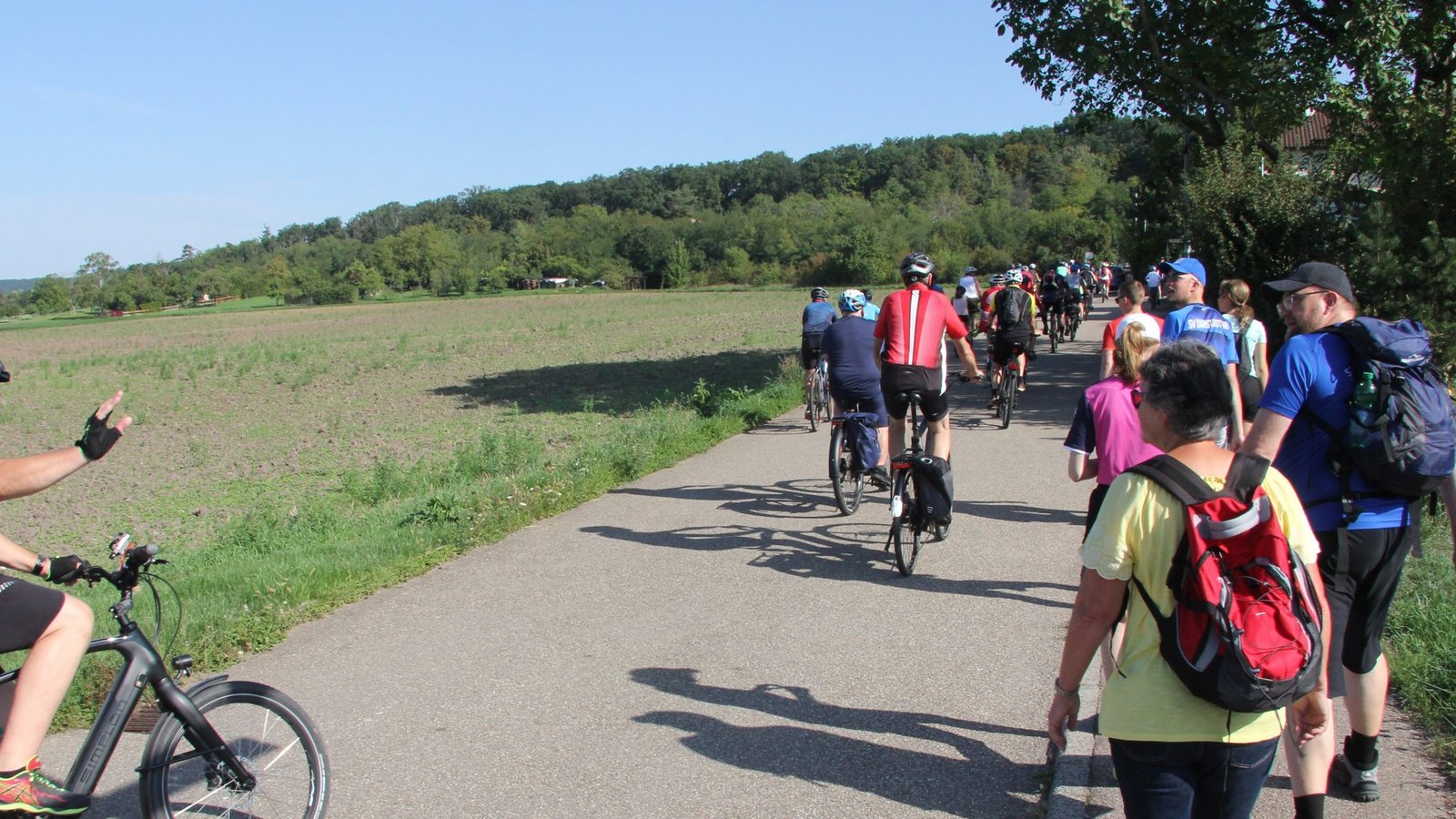Wir sehen uns im Ziel: Radler und Wanderer verabschieden sich kurz nach dem gemeinsamen Start.