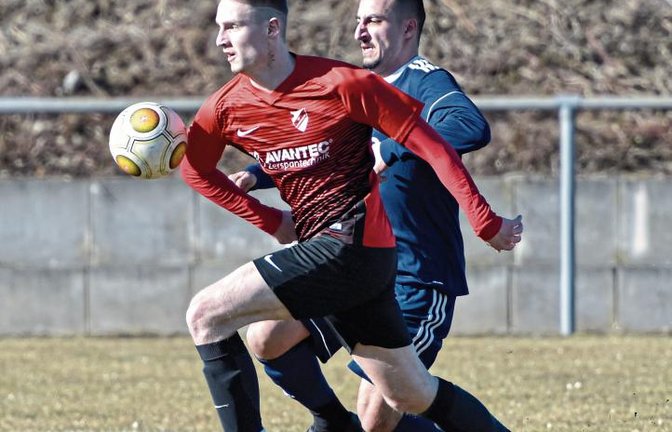 Einen Schritt schneller am Ball vor Steinheims Ferhat Özdemis ist Joshua Krone vom SV Horrheim (links), verschafft sich aber durch ein Handspiel einen Vorteil. Foto: Leitner