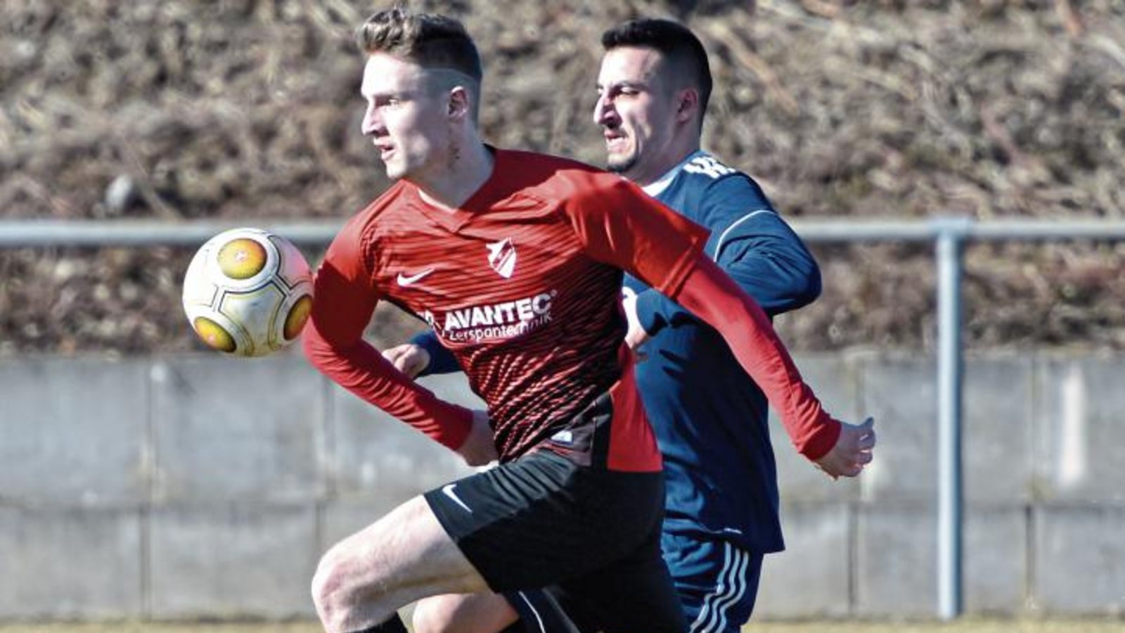 Einen Schritt schneller am Ball vor Steinheims Ferhat Özdemis ist Joshua Krone vom SV Horrheim (links), verschafft sich aber durch ein Handspiel einen Vorteil. Foto: Leitner Einen Schritt schneller am Ball vor Steinheims Ferhat Özdemis ist Joshua Krone vom SV Horrheim (links), verschafft sich aber durch ein Handspiel einen Vorteil. Foto: Leitner