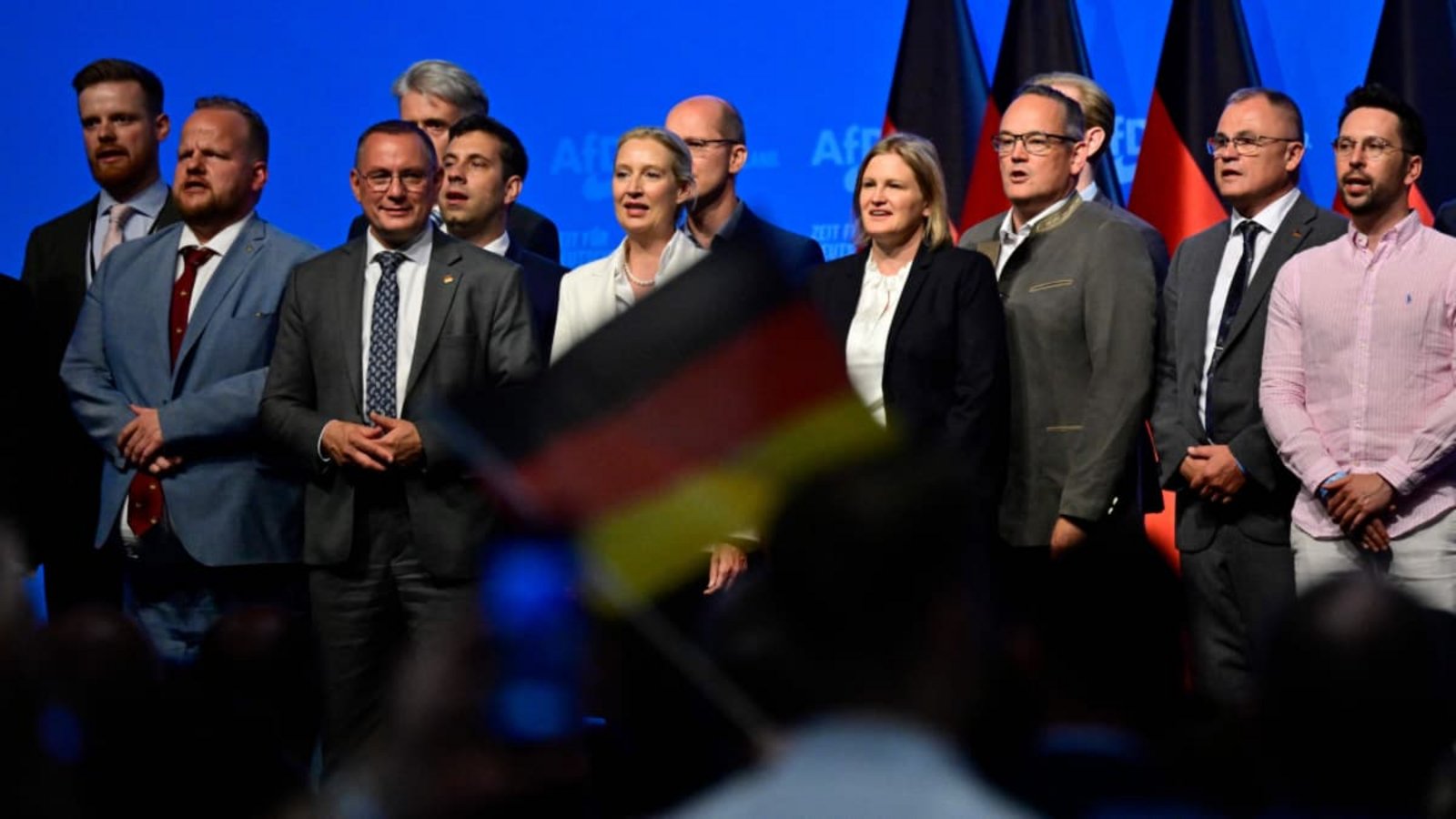 Die in Erfurt neu gewählte Parteispitze der AfD: Nach oben kommt mittlerweile nur noch, wer es auf die gemeinsame Liste schafft, die einige wenige Landesfürsten im Vorfeld miteinander aushandeln.John MacDougall/afp Die in Erfurt neu gewählte Parteispitze der AfD: Nach oben kommt mittlerweile nur noch, wer es auf die gemeinsame Liste schafft, die einige wenige Landesfürsten im Vorfeld miteinander aushandeln.John MacDougall/afp