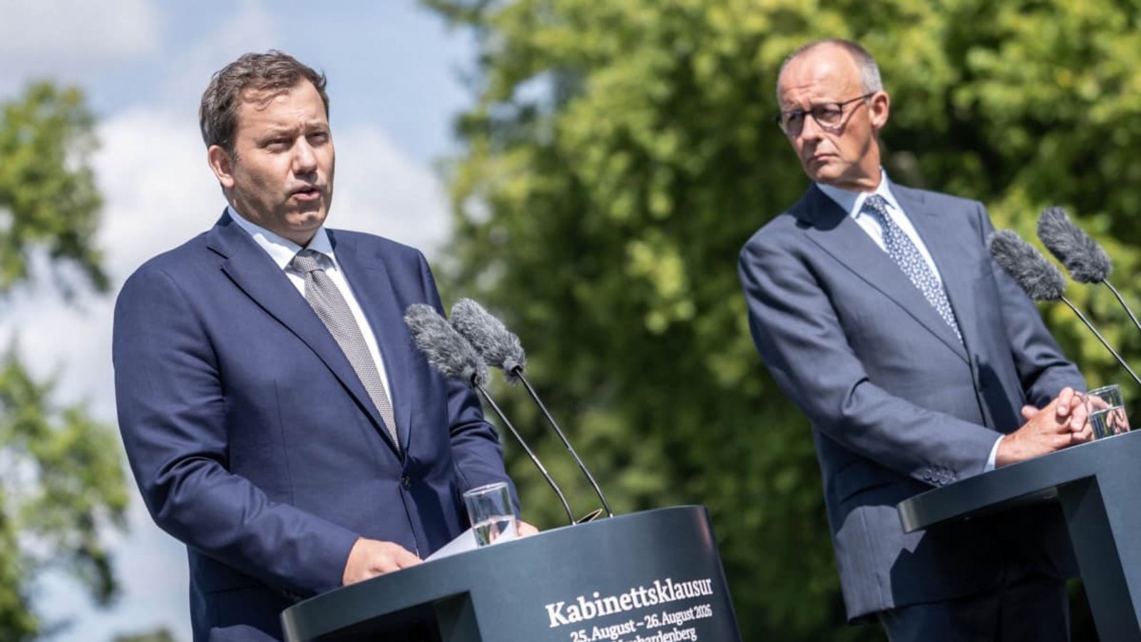 Finanzminister Lars Klingbeil (SPD, l.) und Kanzler Friedrich Merz (CDU) stellen sich nach der Kabinettsklausur den Fragen der Journalisten.Michael Kappeler/dpa Finanzminister Lars Klingbeil (SPD, l.) und Kanzler Friedrich Merz (CDU) stellen sich nach der Kabinettsklausur den Fragen der Journalisten.Michael Kappeler/dpa