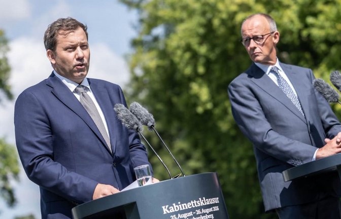 Finanzminister Lars Klingbeil (SPD, l.) und Kanzler Friedrich Merz (CDU) stellen sich nach der Kabinettsklausur den Fragen der Journalisten.<span class='image-autor'>Michael Kappeler/dpa</span>