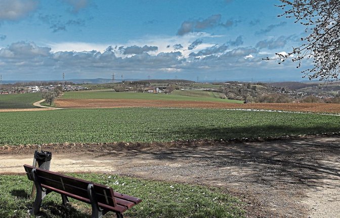 Wiernsheim als Platz an der Sonnenbank: Zwischen Serres (links) und Iptingen (rechts) erhebt sich der Zwergberg mit Sägewerk und Sportplatz. Die Fläche im Vordergrund wird zum Solarpark. Foto: Küppers