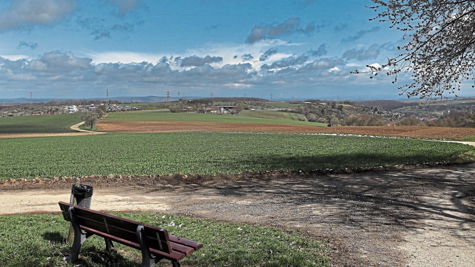 Wiernsheim als Platz an der Sonnenbank: Zwischen Serres (links) und Iptingen (rechts) erhebt sich der Zwergberg mit Sägewerk und Sportplatz. Die Fläche im Vordergrund wird zum Solarpark. Foto: Küppers Wiernsheim als Platz an der Sonnenbank: Zwischen Serres (links) und Iptingen (rechts) erhebt sich der Zwergberg mit Sägewerk und Sportplatz. Die Fläche im Vordergrund wird zum Solarpark. Foto: Küppers