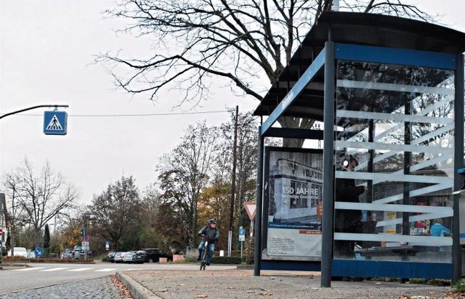 Die Bushaltestelle am Illinger Bahnhof soll 2021 barrierefrei werden.  Foto: Stahlfeld