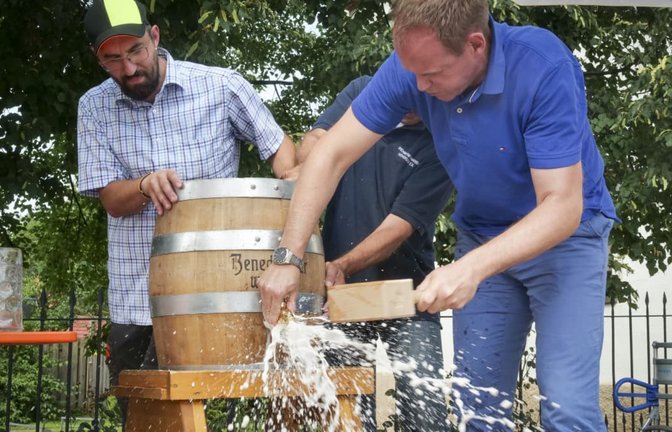 Mit dem Fassanstich eröffnet der Bürgermeister Thomas Schäfer traditionell das Fleckenfest in Hemmingen. Beim letzten Mal brauchte er ganz schön viele Schläge - 20. Und diesmal?<span class='image-autor'>Simon Granville</span>