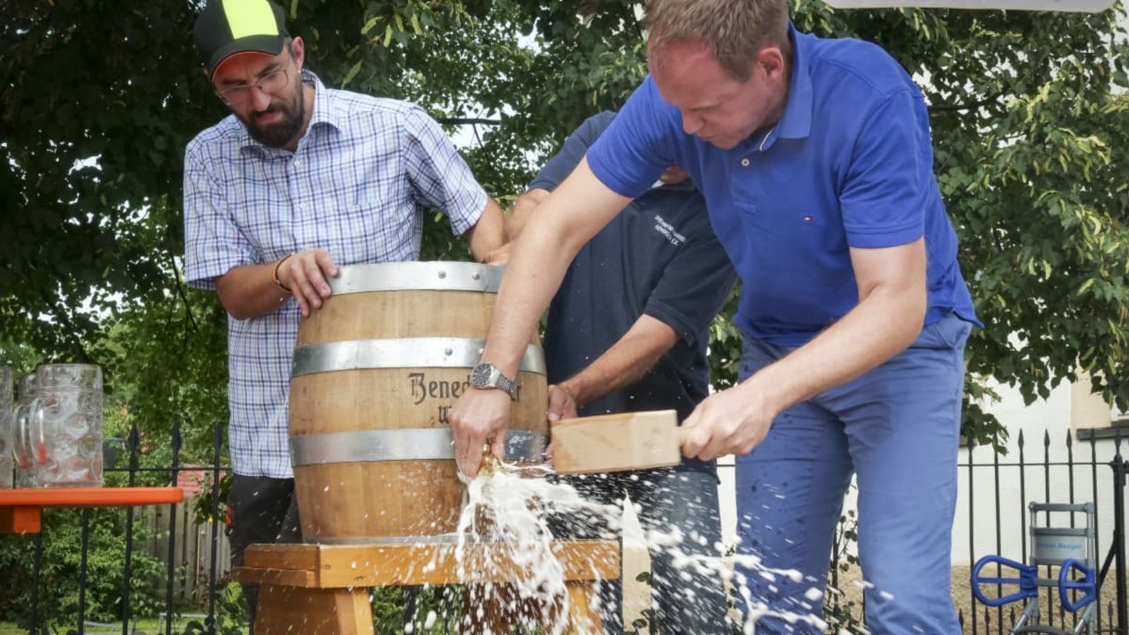 Mit dem Fassanstich eröffnet der Bürgermeister Thomas Schäfer traditionell das Fleckenfest in Hemmingen. Beim letzten Mal brauchte er ganz schön viele Schläge - 20. Und diesmal?Simon Granville Mit dem Fassanstich eröffnet der Bürgermeister Thomas Schäfer traditionell das Fleckenfest in Hemmingen. Beim letzten Mal brauchte er ganz schön viele Schläge - 20. Und diesmal?Simon Granville